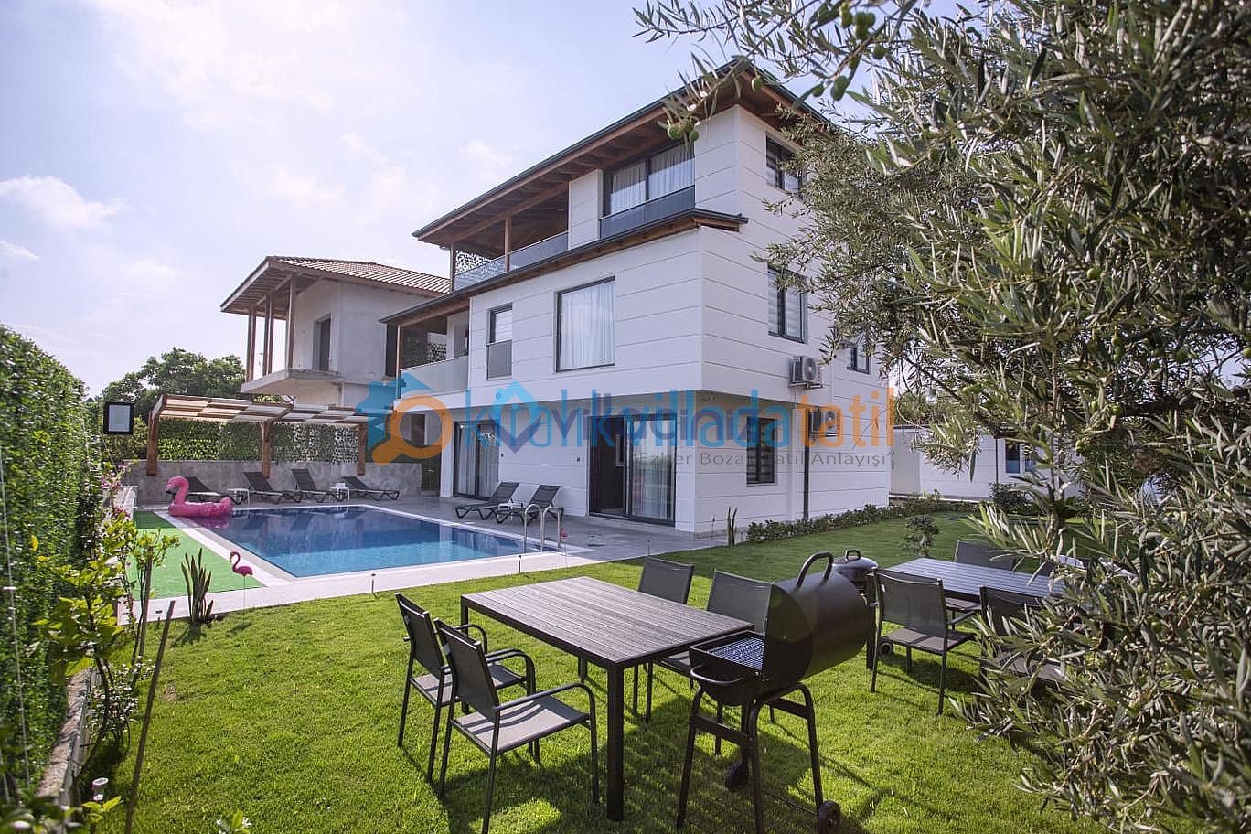 Antalya Merkez Lara da 10 Kişilik Tatil Villası Kiralık Villada Tatil