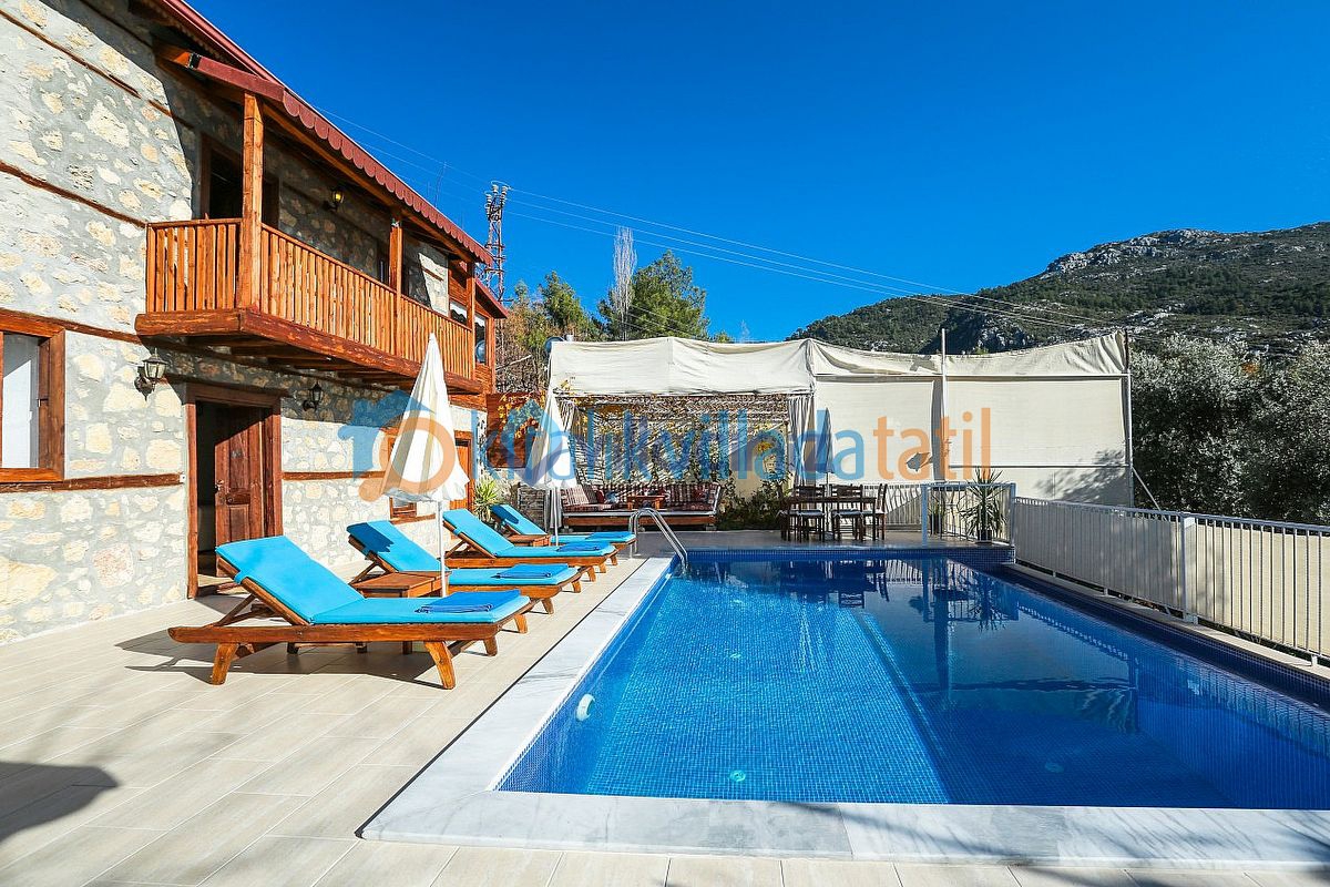 Kalkan İslamlarda 4 kişilik Havuzlu Köy Evi Kiralık Villada Tatil